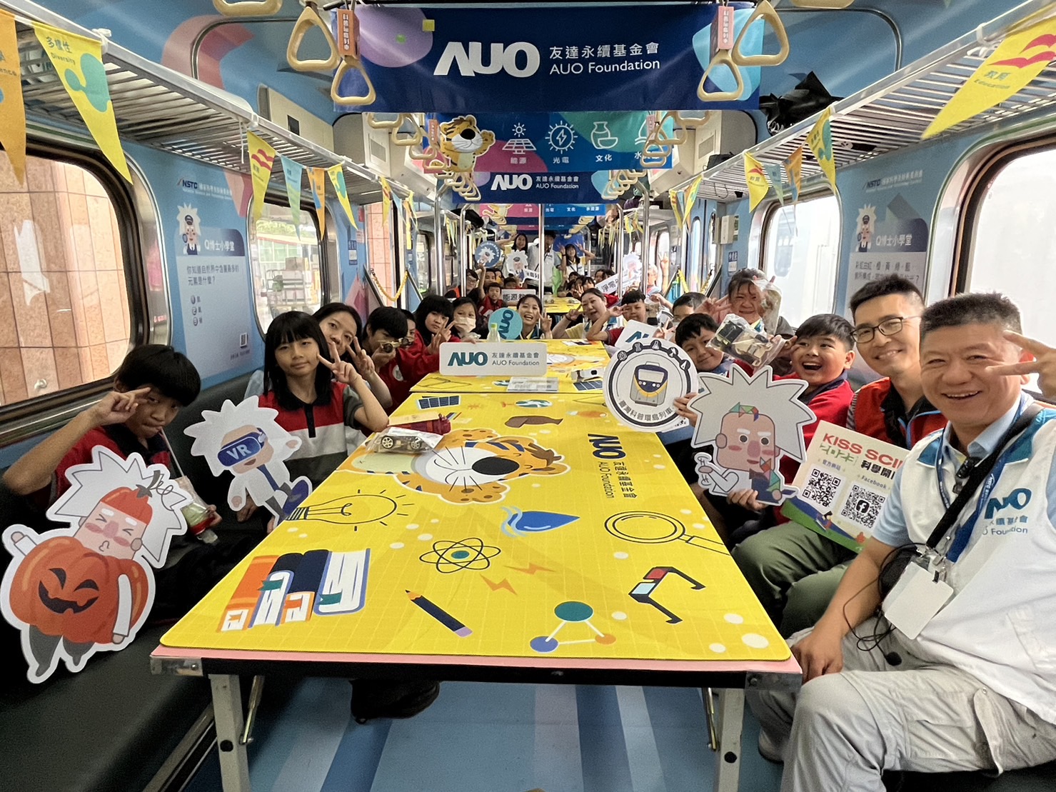 ag博天堂永續基金會參與「臺灣科普環島列車」，設計基礎科學車廂課程，以「淨零碳排和永續能源」為主題，讓學生透過創意實驗認識淨零知識，以及思考生活中的減碳行為